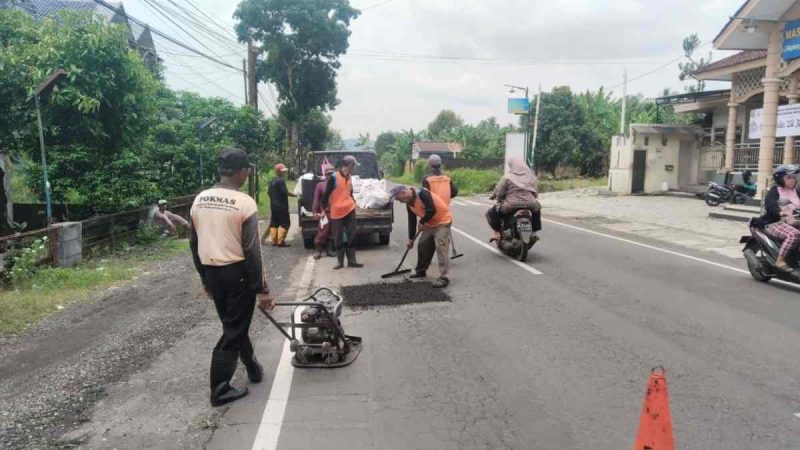 BPJ Wilayah Magelang melakukan perbaikan jalan Provinsi Jateng di wilayah Purworejo dan Kebumen.