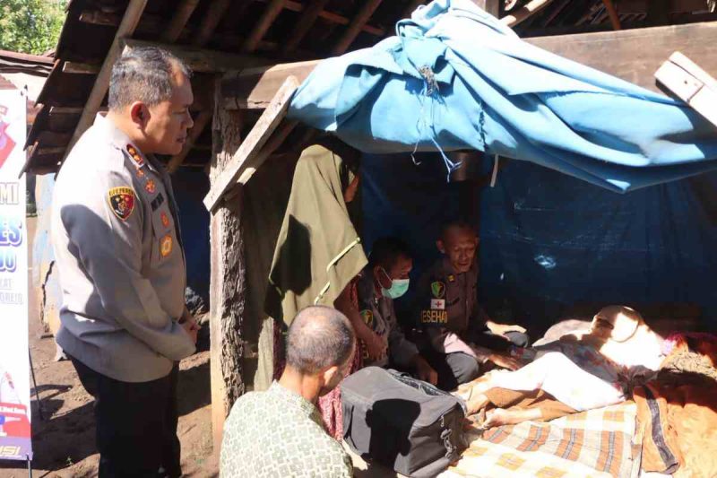 Kapolres Purworejo, AKBP Windy Syafutra, turun langsung menyambangi warga lanjut usia di RT 06 RW 02 Dukuh Sidan, Desa Sokowaten, Kecamatan Banyuurip, Rabu (04/03/2026).