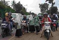 Aksi Fatayat Purworejo saat membagikan takjil bagi para pengendara.