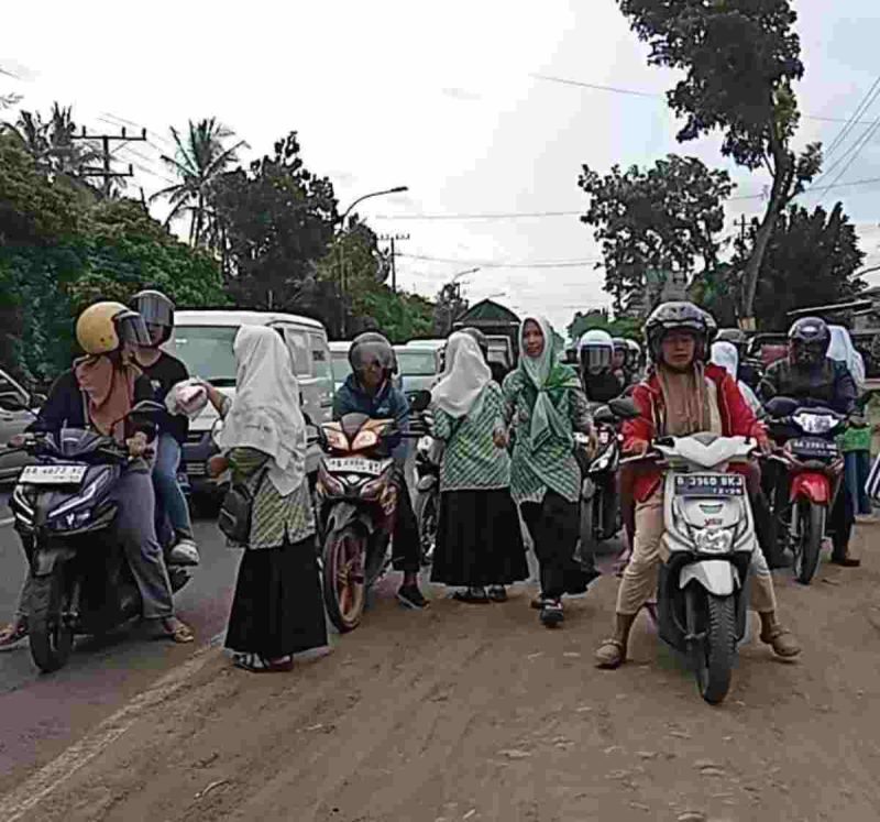 Aksi Fatayat Purworejo saat membagikan takjil bagi para pengendara.