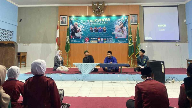 Para pelajar IPNU IPPNU Kemiri mengikuti kegiatan Talkshow serta Istighosah di Pendopo Kecamatan Kemiri pada Sabtu (7/3/2026).