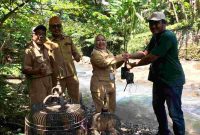 Penyerahan bibit pohon secara simbolis oleh Komunitas Arum Dalu Purworejo.