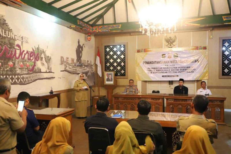 Penandatanganan nota kesepahaman antara Pemkab Purworejo, Polres dan PN Purworejo.