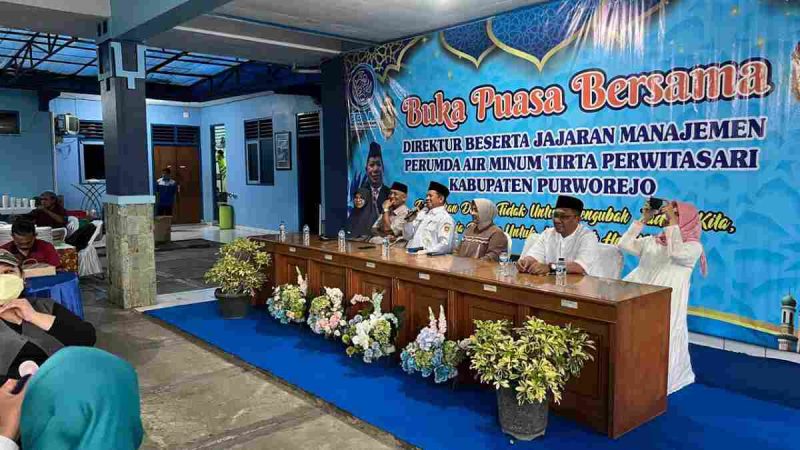 Acara buka puasa bersama insan media guna membahas kualitas pelayanan air bersih Purworejo.