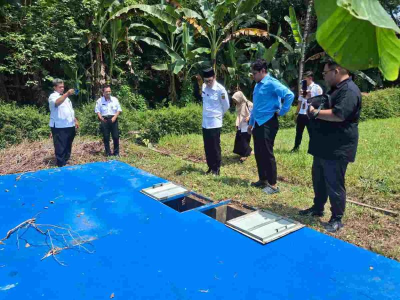 Wakil Bupati Purworejo bersama anggota DPRD saat meninjau langsung operasional dapur pelayanan di Kecamatan Bruno pada Rabu (11/03/2026).