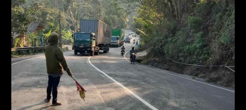 Kondisi lalu lintas di Jalan Purworejo-Magelang, tepatnya di tanjakan Kalijambe Purworejo.