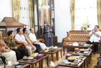Bupati Purworejo Yuli Hastuti memimpin langsung audiensi bersama PPAT di Peringgitan rumah dinas.