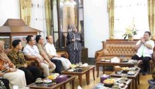 Bupati Purworejo Yuli Hastuti memimpin langsung audiensi bersama PPAT di Peringgitan rumah dinas.
