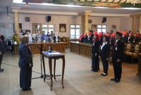 Bupati Purworejo, Yuli Hastuti saat melantik 128 kepala sekolah.