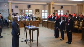 Bupati Purworejo, Yuli Hastuti saat melantik 128 kepala sekolah.
