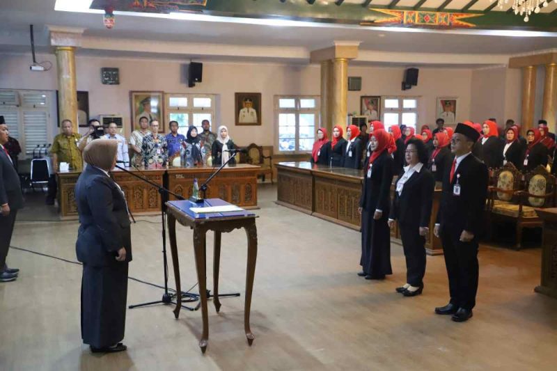 Bupati Purworejo, Yuli Hastuti saat melantik 128 kepala sekolah.
