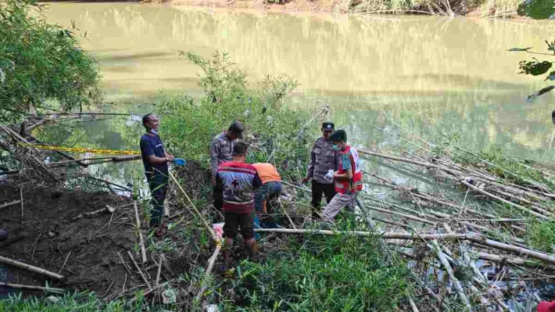 Tim gabungan yang terdiri dari Inafis Polres Purworejo, Polsek Bagelen, Koramil, dan relawan langsung menangani lokasi penemuan dengan sigap.