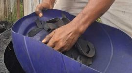 Wahyudi sukses kembangkan arang bathok kelapa Purworejo hingga raup omzet Rp15 juta per minggu.