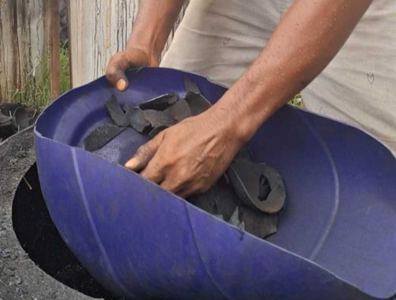 Wahyudi sukses kembangkan arang bathok kelapa Purworejo hingga raup omzet Rp15 juta per minggu.