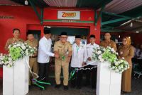 Sekretaris Daerah Purworejo Suranto meresmikan Warung Z-Mart Baznas Purworejo secara langsung.