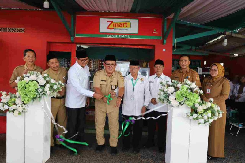 Sekretaris Daerah Purworejo Suranto meresmikan Warung Z-Mart Baznas Purworejo secara langsung.