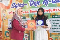 Penyerahan hadiah pemenang Festival Sains dan Al-Qur’an Purworejo. 