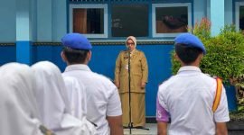 Bupati Purworejo, Yuli Hastuti memmpin Upacara di SMK Nurussalaf Kemiri.