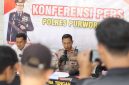 Polres Purworejo menggelar konferensi pers kasus pencurian toko.