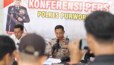 Polres Purworejo menggelar konferensi pers kasus pencurian toko.
