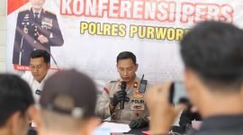 Polres Purworejo menggelar konferensi pers kasus pencurian toko.