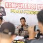 Polres Purworejo menggelar konferensi pers kasus pencurian toko.
