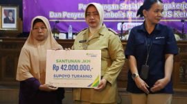 Bupati Purworejo, Yuli Hastuti menyerahkan santunan kematian senilai empat puluh dua juta rupiah kepada ahli waris pekerja rentan yang aktif.