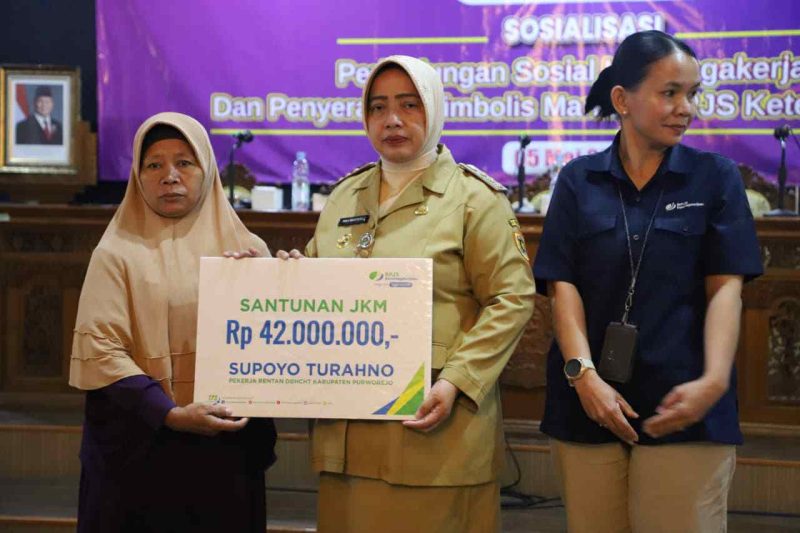 Bupati Purworejo, Yuli Hastuti menyerahkan santunan kematian senilai empat puluh dua juta rupiah kepada ahli waris pekerja rentan yang aktif.