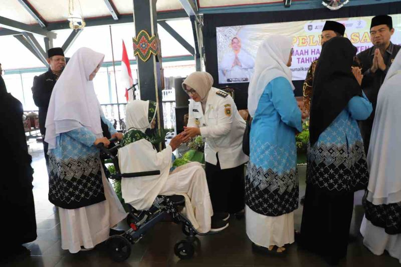 Bupati Purworejo, Yuli Hastutinsaat melepas jamaah haji tahun 2026.