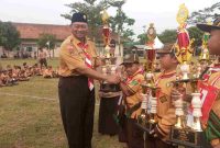 Penyerahan hadiah pemenang lomba dalam rangka pesta siaga kwarcab Purworejo.