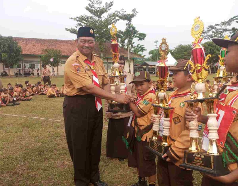 Penyerahan hadiah pemenang lomba dalam rangka pesta siaga kwarcab Purworejo.
