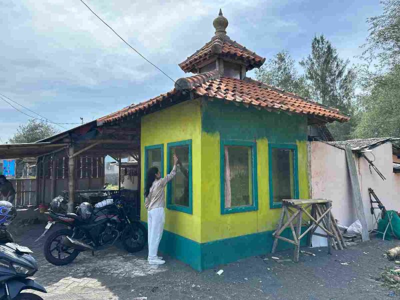 Nadin, siswi kelas XI SMA Negeri 5 Purworejo saat membersihkan musola di Pantai Jatikontal.