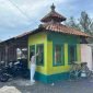Nadin, siswi kelas XI SMA Negeri 5 Purworejo saat membersihkan musola di Pantai Jatikontal.
