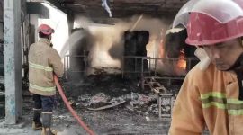 Petugas Damkar saat memadamkan kobaran api di PT Arami Jaya Purworejo.