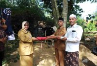 Bupati Purworejo Yuli Hastuti menyerahkan langsung bantuan sapi kurban dari Presiden RI.