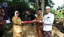 Bupati Purworejo Yuli Hastuti menyerahkan langsung bantuan sapi kurban dari Presiden RI.