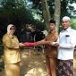 Bupati Purworejo Yuli Hastuti menyerahkan langsung bantuan sapi kurban dari Presiden RI.