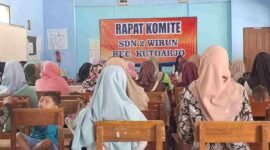 Para orang tua murid SD N 2 Wirun, Kutoarjo, Purworejo saat menggelar rapat koordinasi intensif.
