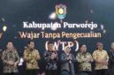 Bupati Purworejo Yuli Hastuti menerima langsung piagam penghargaan WTP tahun 2026.