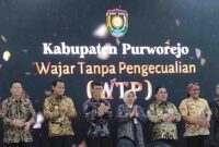 Bupati Purworejo Yuli Hastuti menerima langsung piagam penghargaan WTP tahun 2026.