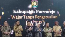 Bupati Purworejo Yuli Hastuti menerima langsung piagam penghargaan WTP tahun 2026.