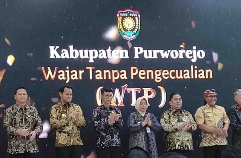Bupati Purworejo Yuli Hastuti menerima langsung piagam penghargaan WTP tahun 2026.