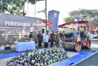 Pemusnahan botol miras di Purworejo.