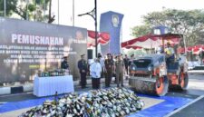 Pemusnahan botol miras di Purworejo.