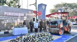 Pemusnahan botol miras di Purworejo.