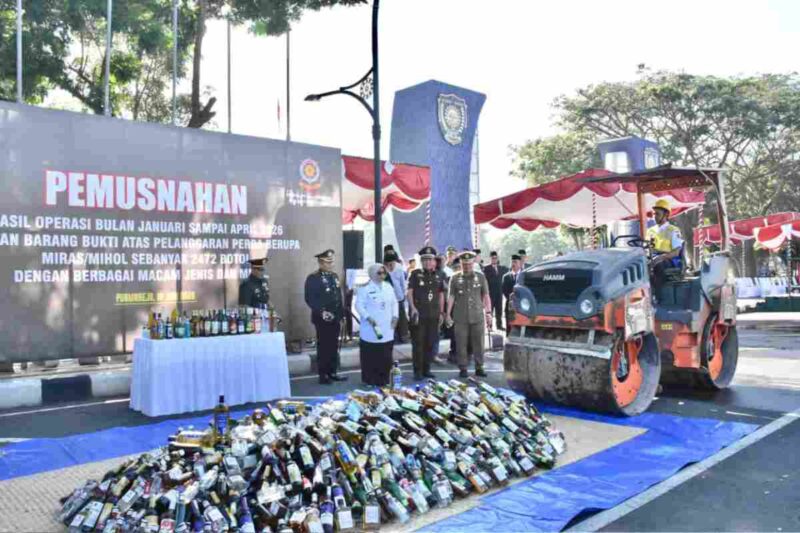 Pemusnahan botol miras di Purworejo.