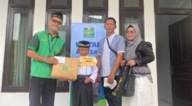 Program khitanan massal BMT Binamas gratis bagi anak-anak.