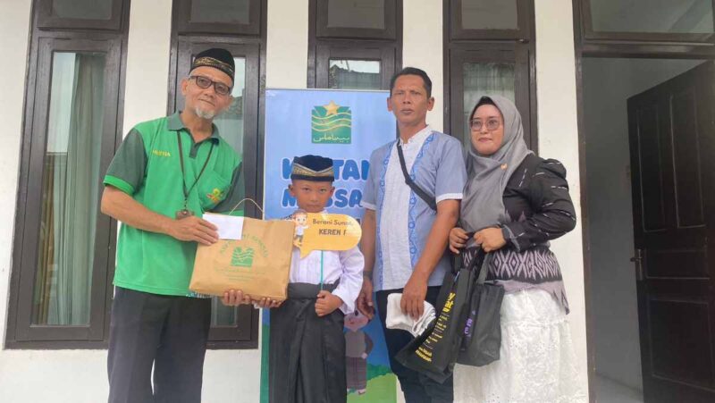 Program khitanan massal BMT Binamas gratis bagi anak-anak.