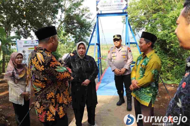 Bupati Purworejo, Yuli Hastuti meresmikan Jembatan Sungai Semawung.