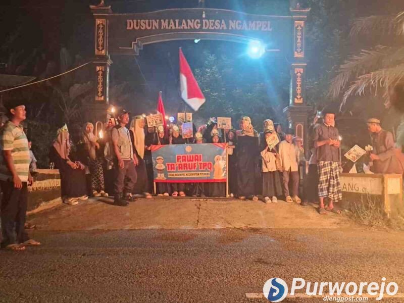 Ratusan santri dan warga Desa Ngampel sukses menggelar Pawai Obor Tahun Baru Islam 1448 H.